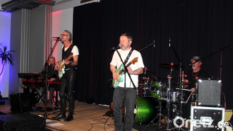Markus Burucker (Zweiter von links) und seine Band überzeugten im Foyer der Mehrzweckhalle. Bild: stg