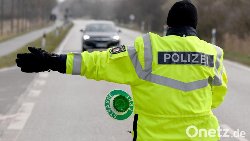 Bei einer Kontrolle an der Bundesstraße 303 stießen Polizeifahnder auf ein verbotenes Springmesser im Gepäck eines Reisenden. Symbolbild: Carsten Rehder/dpa