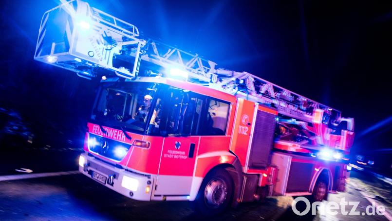 Zum Einsatz kam auch eine Drehleiter der Weidener Feuerwehr, von der aus der Brand im Dachstuhl bekämpft wurde. Symbolbild: Marcel Kusch / dpa
