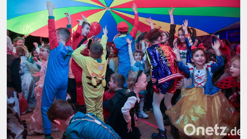 Hoch die Hände – Wochenende! Auch der zweite Kinderfasching der Narrhalla Rot-Gelb Amberg im ACC war eine große Spaßveranstaltung. Bild: Wolfgang Steinbacher