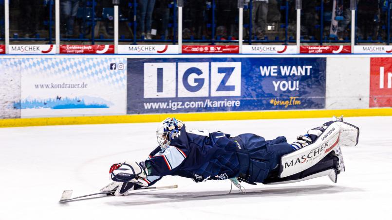 Blue-Devils-Goalie Felix Noack bejubelte seinen zweiten Shutout der Saison mit einem Jaro-Hübl-Gedächtnis-Diver in Richtung der Fankurve. Bild: Werner Moller