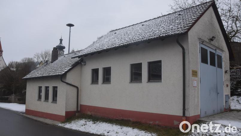 Das Gerätehaus der Feuerwehr Edeldorf in Wilchenreuth steht 2025 mit Umbaumaßnahmen für 90.000 Euro im Focus der Gemeinde Theisseil. Weiterhin wird aber jetzt bereits für 50.000 Euro ein Grundstück für einen zukünftigen Neubau erworben. Bild: fz