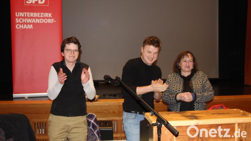 Applaus am Vorstandstisch, stehende Ovationen in den Reihen der Zuhörer für MdB Marianne Schieder (rechts). Links Monika Friedl, die stellvertretende Vorsitzende des Kreisverbandes Cham, und Jakob Berg, Juso-Vorsitzender im Unterbezirk Schwandorf-Cham. Bild: Josef Heigl