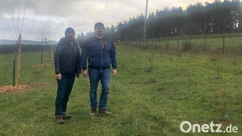 Bio-Landwirt Christian Braun und Biodiversitätsberaterin Marianne Badura vom ALE Oberpfalz freuen sich über ein rundum gelungenes Projekt. Bild: ALE Oberpfalz/exb