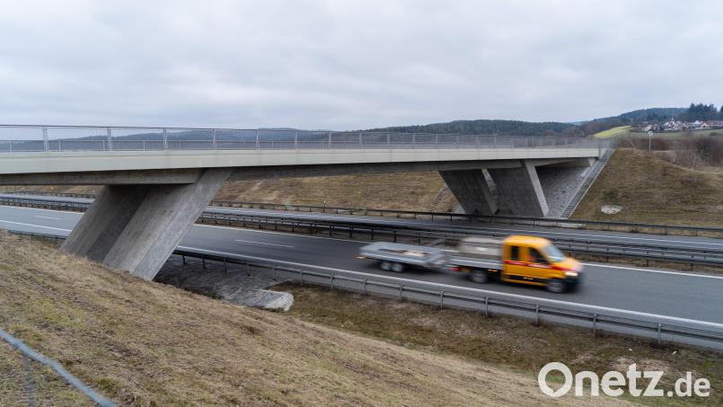 Eine Autobahnbrücke über der A93 bei Nabburg (Landkreis Schwandorf) Bild: Sebastian Böhm