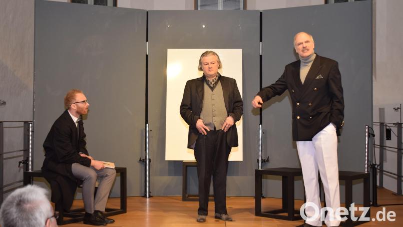 Serge (Mitte) hat sich das Bild &quot;weiße Querstreifen auf weißen Grund&quot; gekauft. Als er es seinen Freunden Marc (rechts) und Yvan (links) zeigt, kommentieren diese das Bild ganz gegensätzlich. Bild: bnr