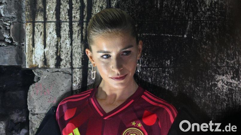 Auch Influencerin Caro Daur zeigte sich schon in dem neuen Trikot. (Archivbild) Bild: Jens Kalaene/dpa