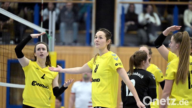Verzweifelt wegen der 1:3-Heimniederlage gegen den MTV Rosenheim: Spielertrainerin Conny Sollfrank vom SV Hahnbach reklamierte mit Mannschaftskameradin Elisabeth Kiehn (links) den letzten Punkt beim Stuhlschiedsrichter. Bild: Hubert Ziegler