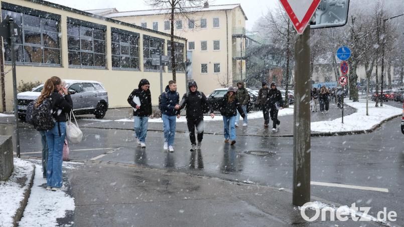 Richtig viel los ist an der Kreuzung Kant-/Kreuzberg-/Goethestraße, wenn am Gymnasium Unterrichtsschluss ist. Bild: Hirsch