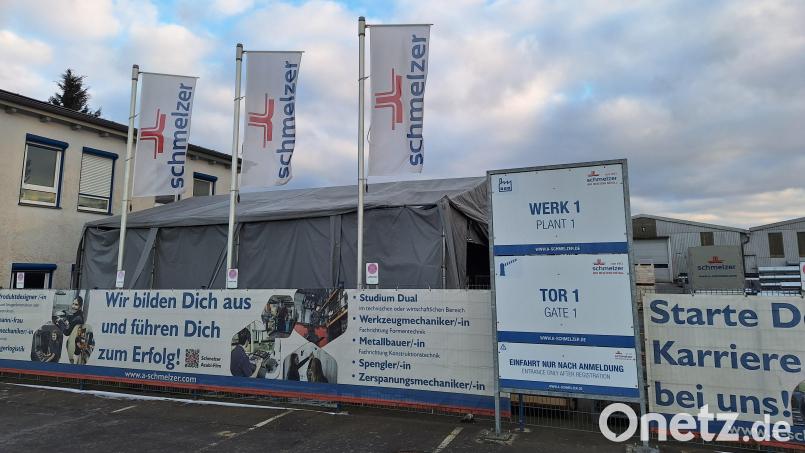 Mit großen Plakaten wirbt das Waldershofer Unternehmen Schmelzer um Auszubildende und Mitarbeiter. Bild: Alexandra Hautmann/fph