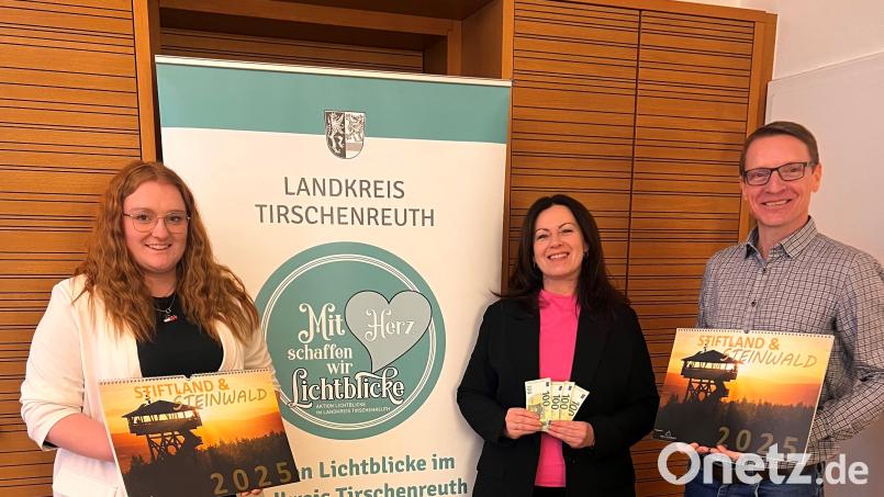 Den Erlös aus dem Verkauf des Kalenders &quot;Stiftland &amp; Steinwald&quot; sowie eine persönliche Spende überließ Fotograf Matthias Kunz (rechts) der Inititaive &quot;Lichtblicke im Landkreis Tirschenreuth. Von links Lena Schedl und &quot;Lichtblicke&quot;-Schirmherrin Claudia Grillmeier. Bild: Landratsamt Tirschenreuth/Wolfgang Fenzl/exb
