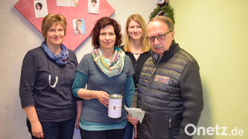 Der Salon Scharrer unterstützt die Kinderkrebshilfe: (von links) Karin Himmer-Schiener, Monika Scharrer, Corinna Scharrer und Andreas Steinl bei der Spendenübergabe. Bild: hdk