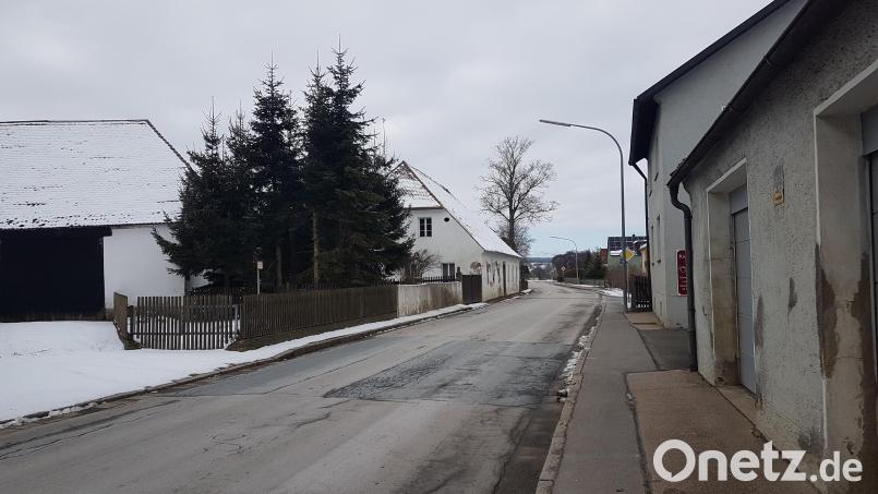 Fast drei Millionen Euro sind im Haushalt 2025 des Marktes Moosbach für den Ausbau der Burgtreswitzer Straße veranschlagt. Bild: gi