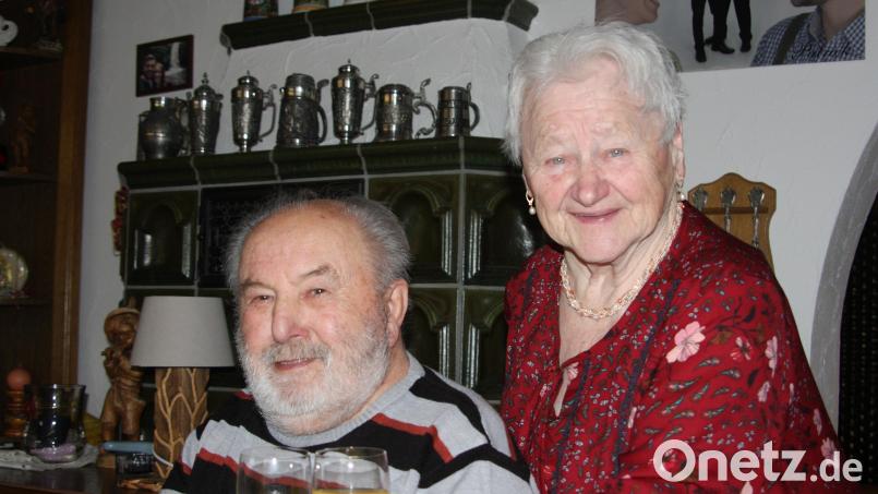 Erika Meierl feierte am Donnerstag 85. Geburtstag. Zu den ersten Gratulanten gehörte Josef, der Gatte der Jubilarin, mit dem sie seit 1961 verheiratet ist. Bild: wro