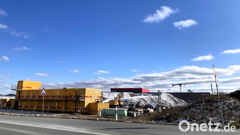 Noch prägen Container und jede Menge Aushub das Bild, ab Juni soll an dieser Stelle das neue Ausbildungszentrum der Firma Markgraf entstehen. Bild: stg