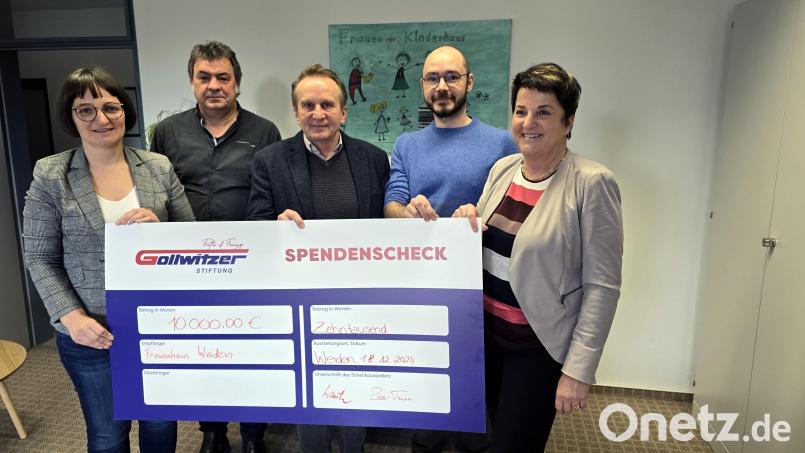 Enikö Nagy, Johannes Kozma, Diakon Karl Rühl, Michael Stahl und Eva Rudl-Truxa (von links) bei der Übergabe des symbolischen Spendenschecks. Bild: Baier