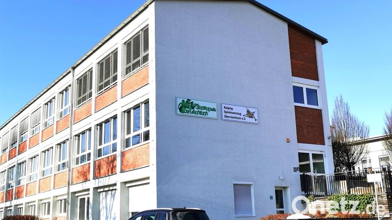 Noch zieren die Logos der beiden Klangkörper die Fassade der Grundschule Oberviechtach, wo sie im mittleren Stockwerk seit 2016 ihre Probenräume haben. Der Auszug steht in Kürze an. Bild: Portner