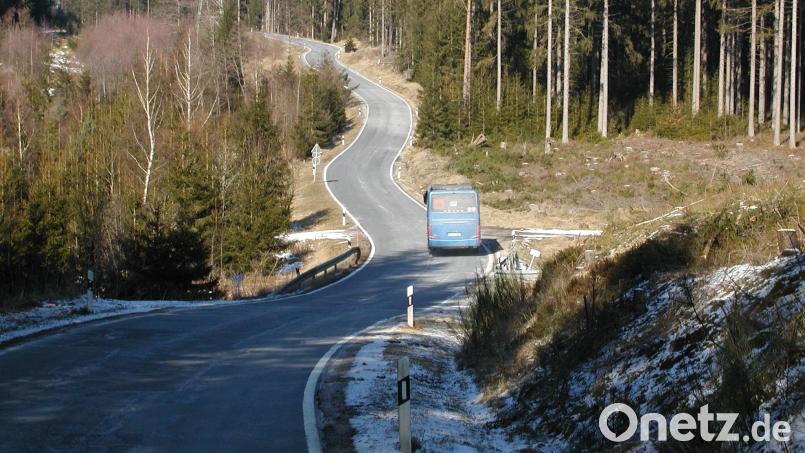 Neben der alten Brücke über den Fuhrbach soll heuer zunächst ein Ersatzneubau entstehen, ehe im nächsten Jahr mit der Sanierung der Staatsstraße (im Bild mit Blick in Fahrtrichtung Mehlmeisel) begonnen wird. Bild: ld