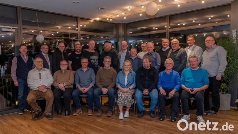 Treue Mitarbeiter standen im Mittelpunkt einer Jubilarfeier bei Hamm, darunter Roswitha Zeus (vorne, Mitte), die bereits 40 Jahre im Unternehmen beschäftigt ist. Vorstand Dr. Stefan Klumpp (hinten, Siebter von links), Betriebsrat Robert Stich (hinten, Zweiter von links), Betriebsratsvorsitzender Günther Fiedler (hinten, Dritter von links), Personalleiter Udo Kasseckert sowie Werkleiter Dirk Pressgott dankten für das langjährige Engagement. Bild: Hamm AG