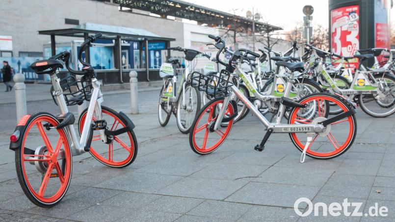 Leihfahrräder stehen an einem Bahnhof, bald soll es sie in Pilsen geben. Symbolbild: Khang Nguyen/dpa