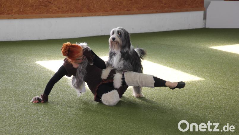 Gerlinde Krachler aus Österreich mit ihrem Hund in einer tollen Choreographie beim Dogdance-Turnier in Mähring. Bild: kro