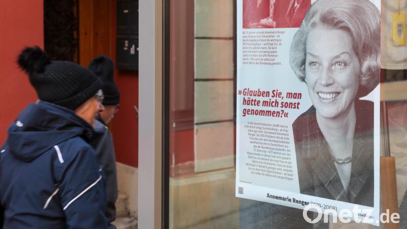 Plakate in Geschäften kündigen die Ausstellung &quot;Rebellinen&quot; zum Internationalen Frauentag an. Bild: Wolfgang Steinbacher