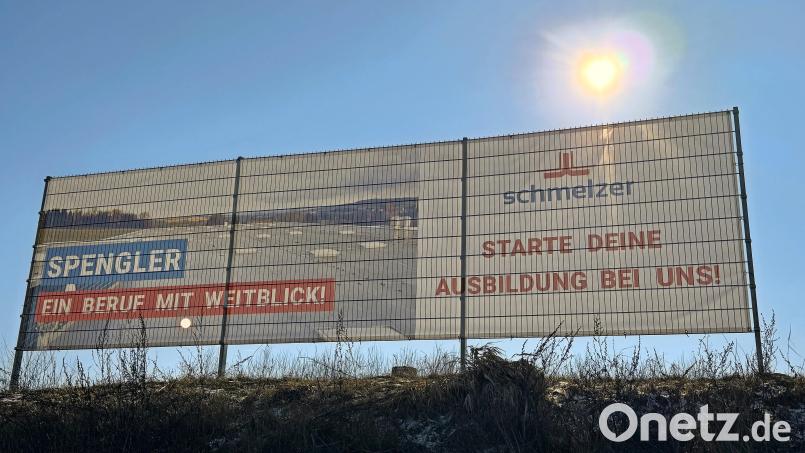 Mit einem großen Plakat sucht Schmelzer noch Lehrlinge. Bild: Matthias Bäumler