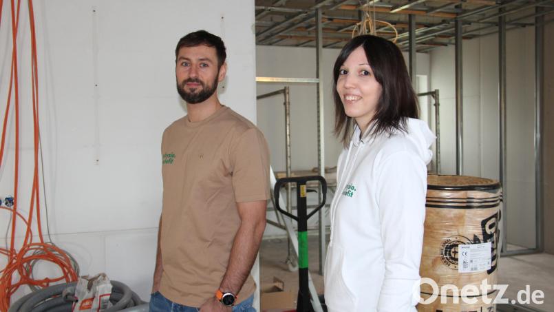 Noch sind die Räume der ehemaligen Sonnen-Apotheke Baustelle. Am 02. Mai eröffnen dort Johannes Gruber und Laura Schlagenhaufer (von links) ihre Praxisgemeinschaft für Physiotherapie. Bild: prh