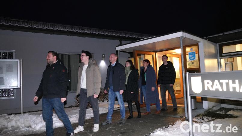 Nach Anbruch der Dunkelheit trainieren die Organisatoren des „1. Waldthurner Gänsemarsches“ heimlich am Rathaus den Gänsemarsch. Im Bild von links: Jonas „Joni“ Kraus, Simon Schwab, die Bocka – Familie mit Georg, Anja und Birgit Bocka sowie Lukas Kleber. Bild: fvo