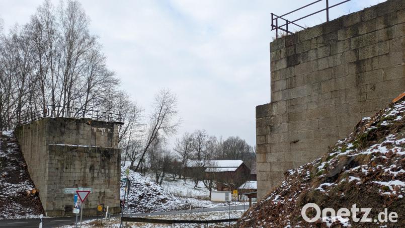 Die beiden Brückenköpfe der früheren Überführung der Bahnlinie Wiesau–Eger in Hundsbach sollen demnächst abgebaut werden. Bild: pz