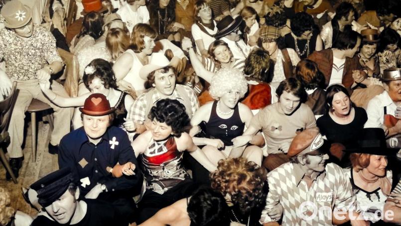 Der Buchdruckerball war jedes Jahr ein Höhepunkt im Fasching. Auch1975 wurde am Faschingssamstag ausgelassen gefeiert. Bild: Rudi Bonkoß/Stadtarchiv Weiden