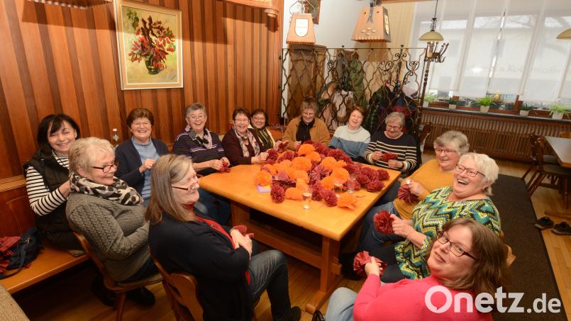In geselliger Runde lässt sich&#039;s einfach schöner Arbeiten: Mehrmals in der Wochen treffen sich Pleysteiner Frauen, um mit dem Binden der Papierrosen der Katholischen Jugend bei der Gestaltung des Faschingsprinzenwagens behilflich zu sein. Bild: bey