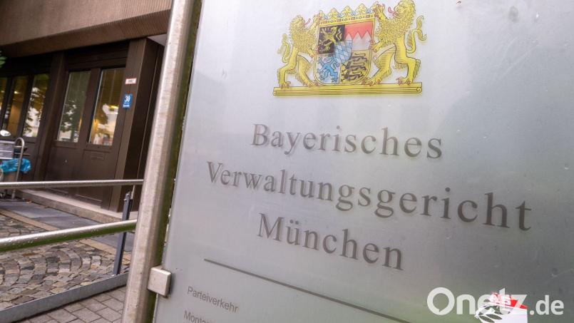 Die Klimaaktivistin Lisa Poettinger geht gerichtlich gegen ihren Ausschluss vom Referendariat vor. (Archivbild) Bild: Peter Kneffel/dpa
