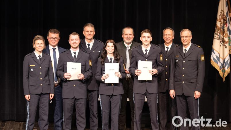 Den Seminarbesten gelten die Glückwünsche der Repräsentanten der Bereitschaftspolizei und der Bürgermeister. Im Bild (von links) stellvertretende Personalratsvorsitzende Sandra Wilfer, Bürgermeister Martin Birner, Polizeioberwachtmeister Tristan Hagspiel (Platz 3 im Seminar), Abteilungsführer Leitender Polizeidirektor Matthias Messer, Polizeioberwachtmeisterin Katharina Huber (Platz 2 im Seminar) Bürgermeister Frank Zeitler, Polizeioberwachtmeister Jonathan Rott (Platz 1 im Seminar), Seminarleiter Erster Polizeihauptkommissar Martin Spieß und Polizeipräsident Michael Dibowski. Bild: Polizeihauptmeister Martin Bösl/exb
