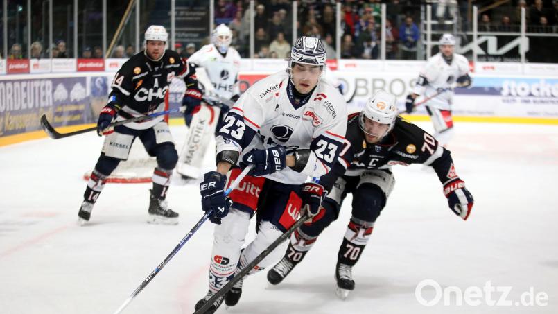 Blue-Devils-Stürmer Daniel Bruch (links) im Duell mit Maximilian Hadraschek von den Ravensburg Towerstars. Bild: Kim Enderle