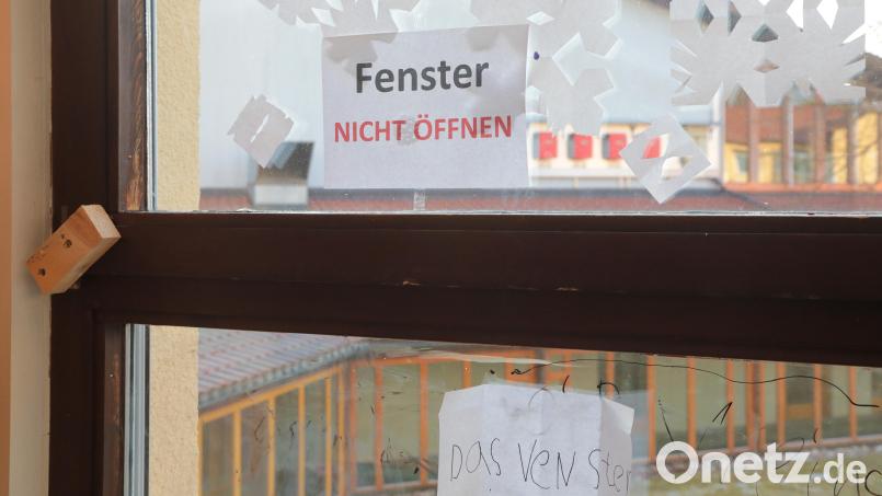 Der Hausmeister hat zu einer Notmaßnahme gegriffen und die Fenster in der Hirschauer Schule erstmal provisorisch gesichert. Eines davon ist jüngst aus der Verankerung gefallen und auf den Schultisch eines Zweitklässlers gekracht. Bild: Wolfgang Steinbacher