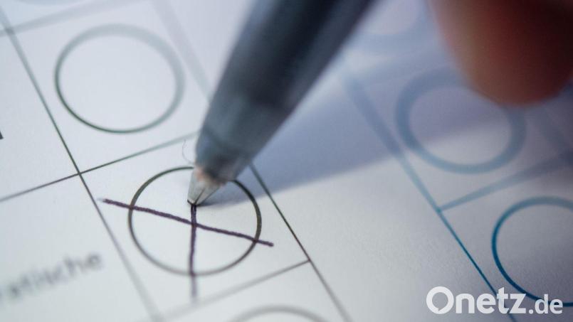 ILLUSTRATION - Eine Frau macht ein Kreuz auf einem Wahlzettel. (zu dpa: «Umfrage sieht CSU bei 44 Prozent») Symbolbild: Sebastian Gollnow/dpa