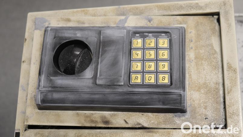 Aus dem Möbeltresor entwendete der Einbrecher insgesamt rund 400 Euro. Bild: PI Schwandorf/exb