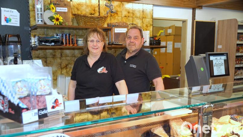 Fleisch- und Wurstwaren aus der eigenen Metzgerei ergänzen das Sortiment im Dorfladen von Birgit und Josef Bayer. Bild: bkr