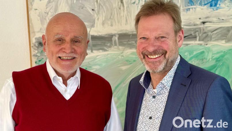 Bürgermeister Alwin Märkl (rechts) gratuliert Jürgen Ruttmann zum 80. Geburtstag. Bild: Marina Schuch
