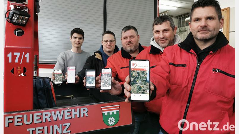 Mit der Lebensretter-App jederzeit zur schnellen Hilfe bereit: Andreas Brandstätter (von rechts), Klaus Pflug, Stefan Neuber, Tobias Neuber und Florian Brandstätter von der Feuerwehr Teunz. Bild: Portner