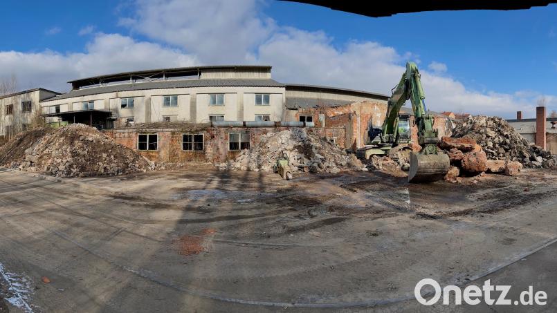 2 Euro von jedem Landkreisbürger gehen in die Sanierung der Altlasten. 2025 sind das vor allem die laufenden Abriss-, Erdaushub- und Entsorgungsarbeiten auf dem Tritschlergelände in Neustadt/WN. Bild: Gabi Schönberger