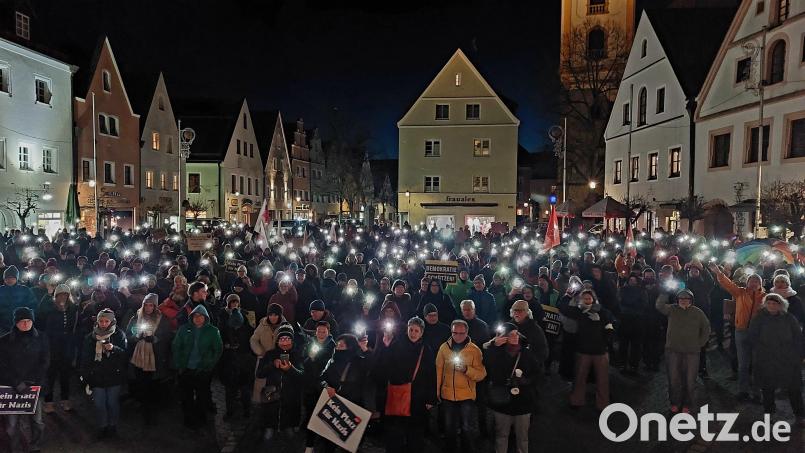 Nach Schätzung der Polizei trafen sich am Oberen Markt 300 Kundgebungsteilnehmer. Bild: Kunz