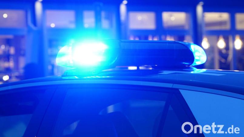 Ein Landwirt ist mit seinem Traktor samt Rückewagen gegen die Decke einer Bahnbrücke gefahren. Bild: Marcus Brandt/dpa