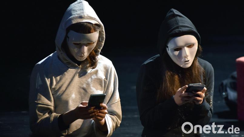 Die Schultheatertage beschäftigen sich auch immer mit aktuellen Themen. So ging es beispielsweise 2022 bei der Theatergruppe des Erasmus-Gymnasiums unter der Überschrift „Liken bitte!“ um die Nutzung von sozialen Medien. Archivbild: Stephan Huber