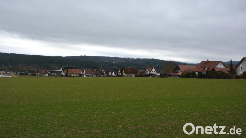 Vom schnellen Glasfasernetz in Konnersreuth als eine der Ersten profitieren die Bewohner im Wohngebiet Gesteiner (Bild). Noch heuer sollen die Ausbauarbeiten starten, spätestens Ende Januar 2026 können die Bewohner vom schnellen Netz profitieren. Allerdings muss sich jeder Grundstücksbesitzer melden. Bild: jr