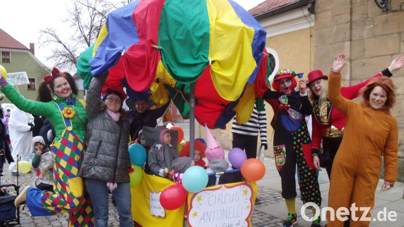 In Hirschau steigt am Samstag, 22. Februar, der einzige Kinderfaschingszug in der Oberpfalz. An bunten und originellen Masken wird es auch diesmal nicht fehlen. So waren im vergangenen Jahr die Kleinen des Antonius-Kindergartens mit ihren Erzieherinnen als „Cirkus Antonelli“ unterwegs. Archivbild: u