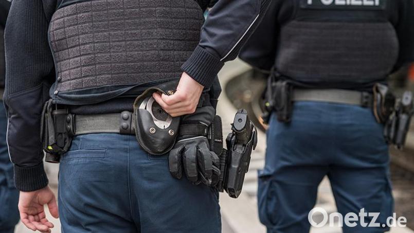 Die Bundespolizei griff zu den Handschellen, um die Frau zu sichern. Bild: Jacob Maibaum - Referat 66, Jacob Maibaum - Referat 66