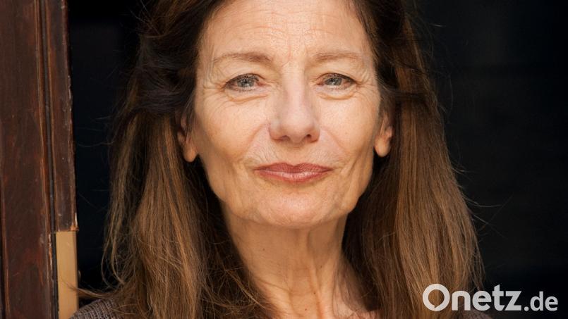 Die Schriftstellerin Ursula Krechel stellt ihren neuen Roman &quot;Sehr geehrte Frau Ministerin&quot; im Literaturhaus Oberpfalz vor. Bild: Heike Steinweg/exb