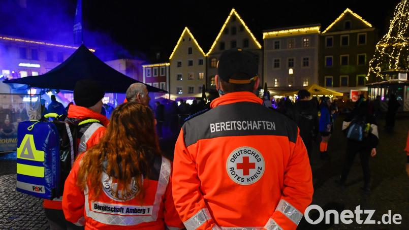 Die Organisatoren der Amberger Hexennacht sind auf alles vorbereitet. Neben den üblichen Bereitschaften von Rotem Kreuz und Polizei gibt es 2025 auch Betonelemente, die verhindern sollen, dass Autos auf den Marktplatz fahren. Archivbild: Petra Hartl